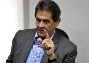 Após horas de tensão, Roberto Jefferson se entrega à Polícia