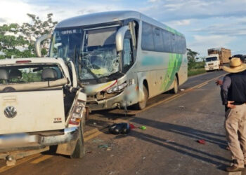 Batida entre caminhonete e ônibus deixa um morto em MT