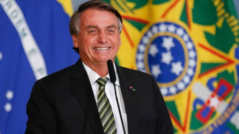 “Não vamos desistir do Brasil”, diz Flávio Bolsonaro em sua 1ª manifestação pós-eleição