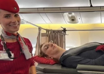 Mulher mais alta do mundo faz sua primeira viagem de avião