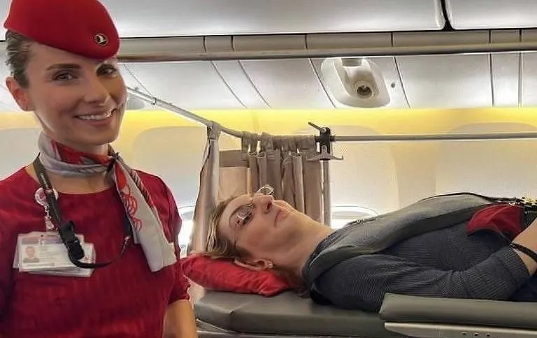 Mulher mais alta do mundo faz sua primeira viagem de avião