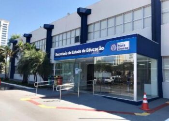 Grupo de pais protesta contra remanejamento de alunos em escolas de Cuiabá