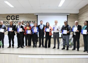 Governo de MT condecora servidores que completam 25 anos de carreira pública