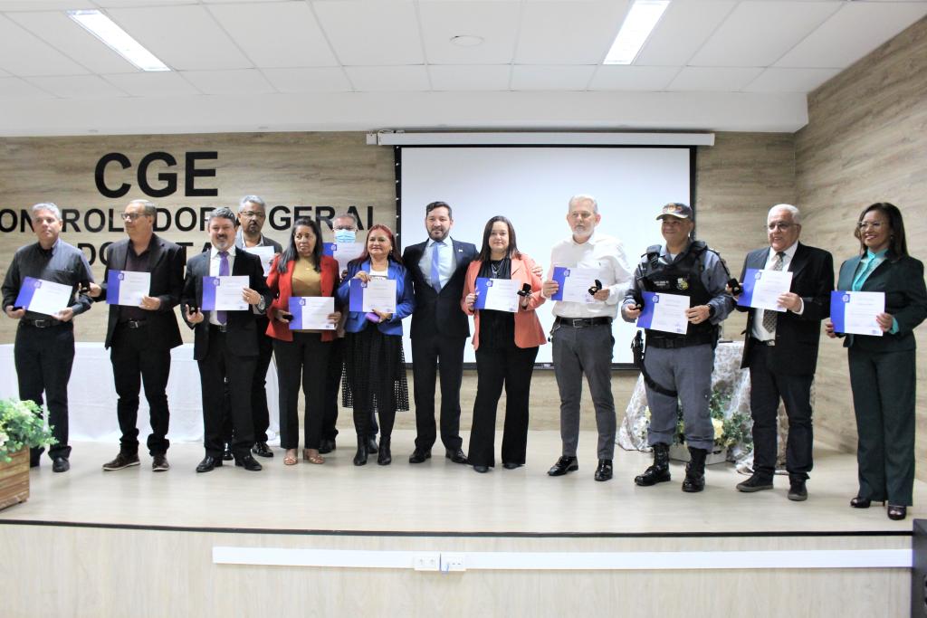 Governo de MT condecora servidores que completam 25 anos de carreira pública
