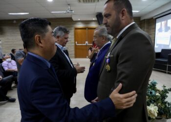 Autoridades e servidores que contribuem com a Politec são homenageados com medalha