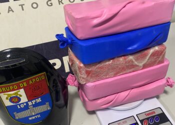 PM prende mulher e apreende adolescente com tabletes de cocaína dentro de ônibus