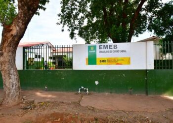 Educação – Ar-condicionado não funciona há anos e alunos fazem lanche dentro das salas