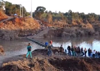 Batalhão de SC constrói nova ponte flutuante após enchentes no RS