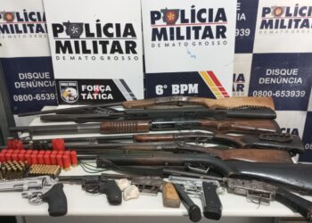 PM prende irmãos suspeitos por homicídio e apreende arsenal de armas na zona rural de Cáceres