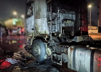 Corpo de Bombeiros combate incêndio em caminhão trator em Campo Verde