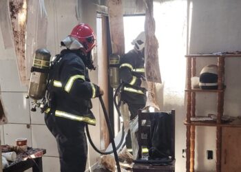 Corpo de Bombeiros combate incêndio em residência em Rondonópolis