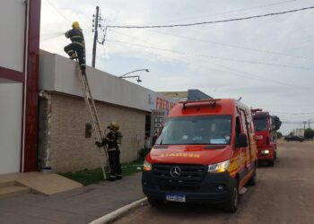 Corpo de Bombeiros combate incêndio em depósito de hotel em Guarantã do Norte