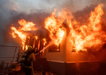 5 pessoas morrem e mais de 1,9 mil imóveis são destruídos em incêndios na região de Los Angeles; SIGA