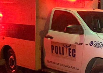 Motociclista atravessa canteiro, é arremessada e morre