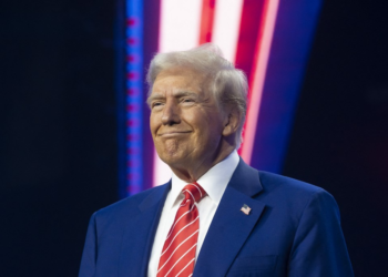 Trump anuncia saída da OMS, perdão a condenados pela invasão do Capitólio e mais; SIGA