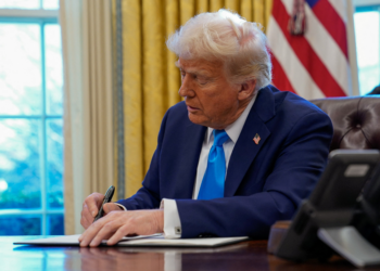 Associated Press processa governo Trump após ser barrada de eventos da Casa Branca por não usar 'Golfo da América'