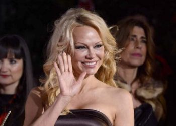 Pamela Anderson choca ao aparecer sem maquiagem