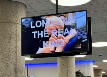 TVs de órgão do governo dos EUA reproduzem vídeo gerado por IA em que Trump lambe os pés de Elon Musk