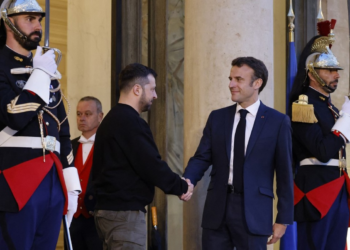 'Posso te ligar em 15 minutos?':  Zelensky dá 'corte' em Macron durante ligação