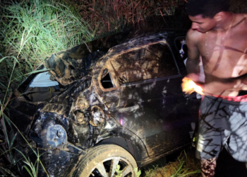 Corpo de Bombeiros socorre jovem vítima de capotamento na MT-251