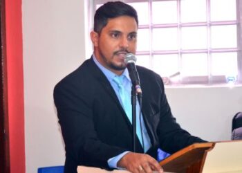 Prefeito denuncia a mãe por golpes: “Destruiu sonhos e famílias”