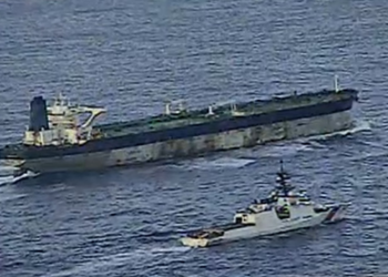 EUA divulgam VÍDEO de navio da Guarda Costeira emparelhando com petroleiro Marinera