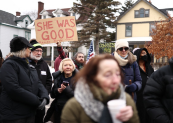 Minneapolis tem dia de protestos após mulher ser morta por agente do ICE, serviço de imigração dos EUA