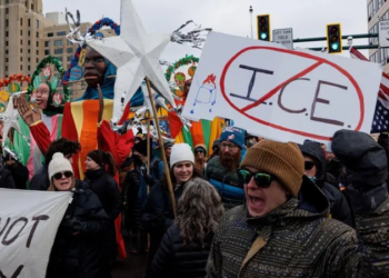 Milhares protestam e dezenas são presos após morte de mulher por agente de imigração dos EUA