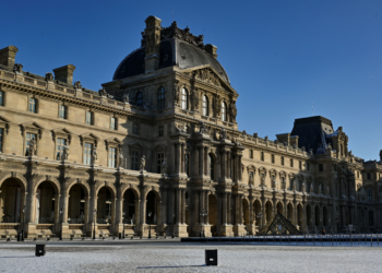 Museu do Louvre fica 45% mais caro para turistas não europeus; 'acho injusto', diz brasileira