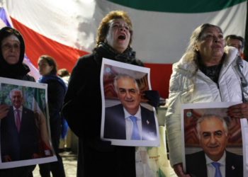 Quem é Reza Pahvlavi, o príncipe exilado que pode se tornar o novo líder do Irã 