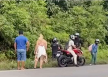 Mulher morre atropelada por carreta ao parar para ajudar motociclista