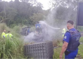 Ataque com fuzis e explosivos destrói carro-forte na SP-304