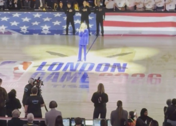 Homem grita 'deixem a Groenlândia em paz' durante hino dos EUA em Londres e é ovacionado; VÍDEO