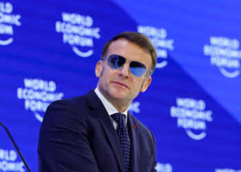 Macron discursa de óculos escuros em Davos e diz que Europa não se curvará a Trump: 'Não é o momento para imperialismos'