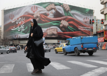 Com porta-aviões dos EUA a caminho do Oriente Médio, Irã diz estar preparado para ‘guerra total’