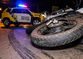 Jovem empina moto na frente da Rotam e sofre acidente ao tentar fugir