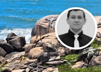 Homem bate a cabeça em pedra ao cair e morre afogado após parar no mar em SC
