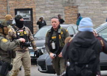 Após morte de enfermeiro, Trump demite comandante de operação em Minneapolis, diz revista