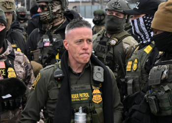 Gregory Bovino: chefe de operação anti-imigração nos EUA é removido de cargo após morte de enfermeiro, diz agência