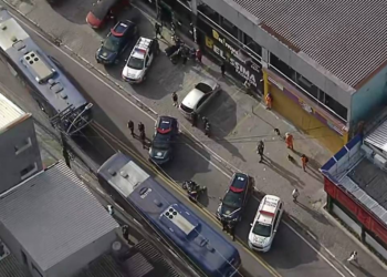 Suspeito morre após PM de folga reagir a tentativa de roubo em Embu das Artes (SP)