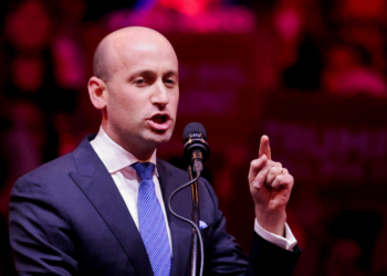 Conselheiro de Trump reconhece possíveis falhas em 'protocolo' no caso de enfermeiro morto por agentes de imigração