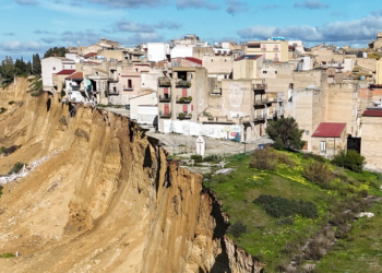 VÍDEO: Tempestades provocam deslizamento de terra e deixam cidade italiana à beira do precipício