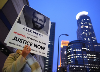 Documento contradiz governo Trump e não indica que enfermeiro sacou arma antes de ser morto em ação anti-imigração, diz jornal