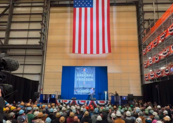 Secretário de Trump faz comentário preconceituoso em visita a fábrica nos EUA: 'Chega de homens de vestido'