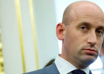 'Nunca recuar': o assessor por trás das políticas mais controversas de Trump