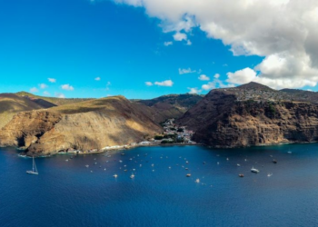 Ilha remota no Atlântico fecha o único aeroporto por falta de segurança, e turistas ficam presos