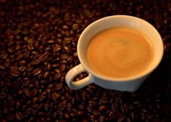 Bebidas com cafeína podem ajudar a proteger o cérebro, diz estudo