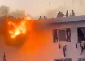 VÍDEO: Estudantes caem de prédio em chamas em universidade do Senegal