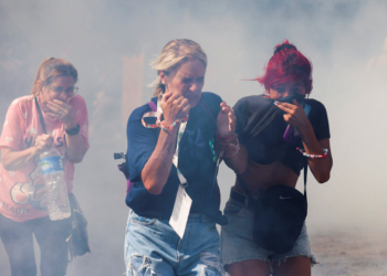 Manifestantes e policiais entram em confronto durante protesto contra reforma trabalhista na Argentina