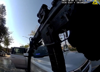 VÍDEO mostra agente atirando contra professora durante operação de imigração nos EUA: 'Hora de ficar agressivo'